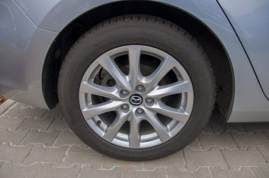 Önünde araba deposu Mazda Mazda