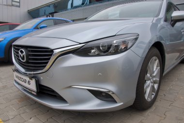 Önünde araba deposu Mazda Mazda