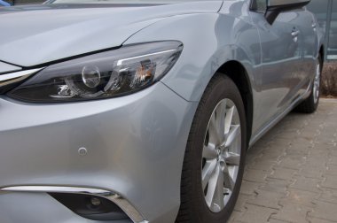 Önünde araba deposu Mazda Mazda
