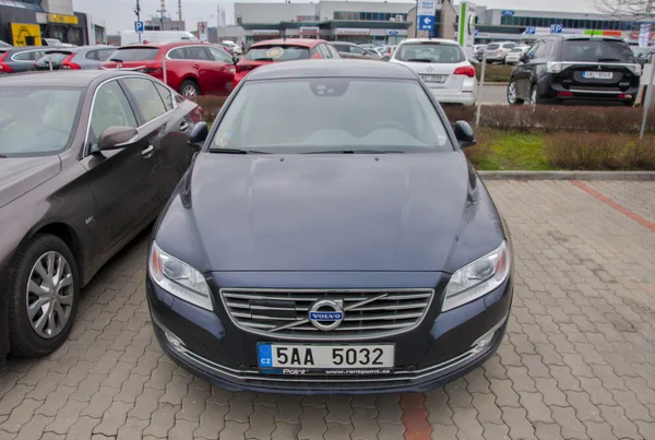 Volvo autó autó bolt előtt — Stock Fotó