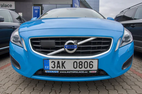 Volvo autó autó bolt előtt — Stock Fotó