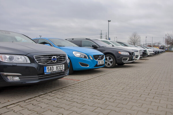 Автомобиль Volvo перед автомагазином
