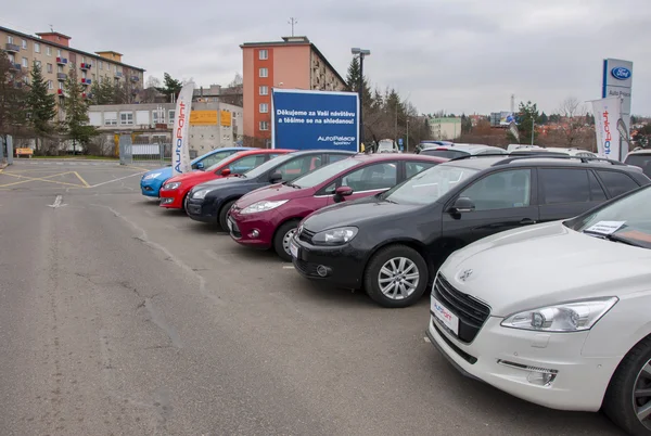 Χώρος στάθμευσης αυτοκινήτων σε σειρά — Φωτογραφία Αρχείου