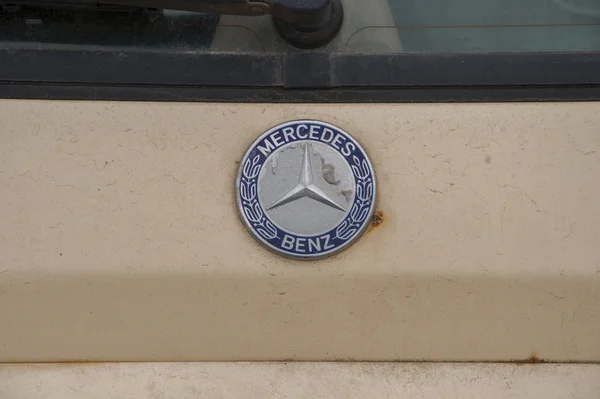 Altes schmutziges Logo von Mercedes — Stockfoto