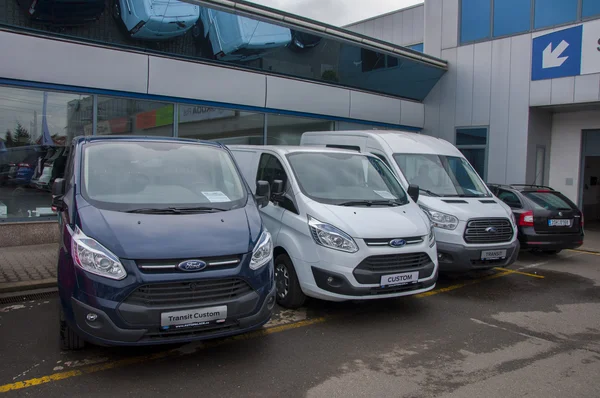 Ford parcheggio di transito di fronte al negozio di auto Ford — Foto Stock