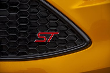 Ford Focus St önünde araba Ford depolamak