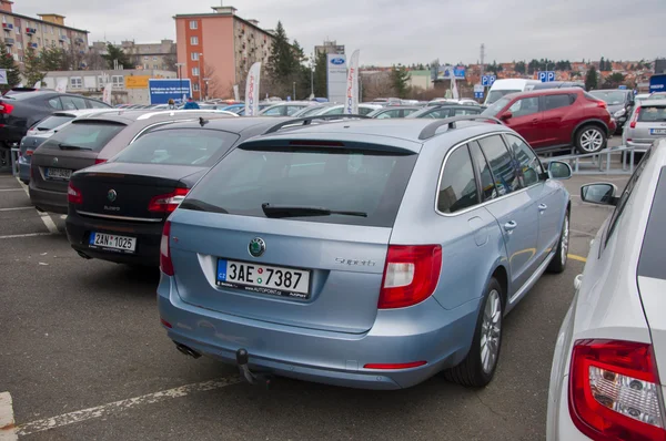 Aparcamiento de coches delante de la tienda de coches — Foto de Stock