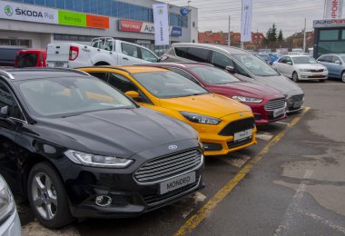 Ford Focus araba önünde depolamak Ford