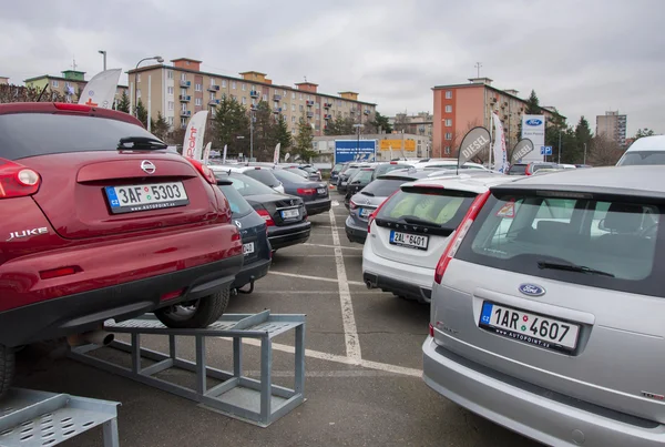 Aparcamiento coches en fila — Foto de Stock