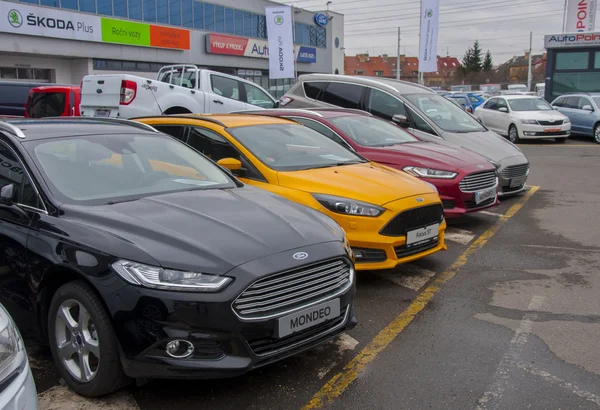 Ford Focus delante de la tienda de coches Ford — Foto de Stock