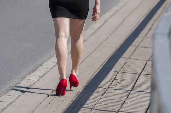 Menina andando com tribunais — Fotografia de Stock