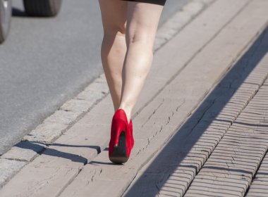 mahkemeler ile yürüyen kız