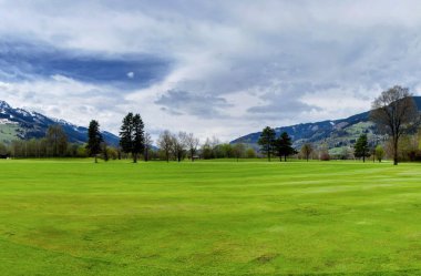 Golf resort yakınındaki Alps