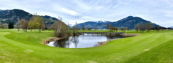 Golf resort con montañas —  Fotos de Stock