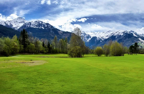 Θέρετρο γκολφ κοντά σε Άλπεις — Φωτογραφία Αρχείου