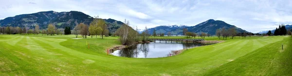 Resort de golfe com montanhas — Fotografia de Stock
