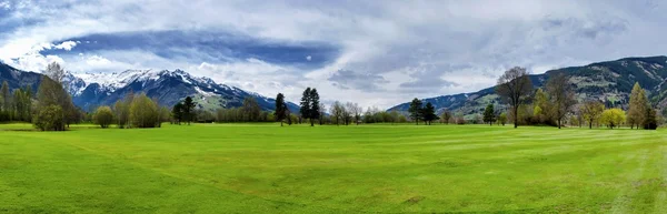 Golf resort cerca de Alpes —  Fotos de Stock