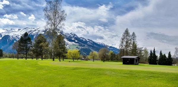 Panorama van golfresort met huisje — Stockfoto