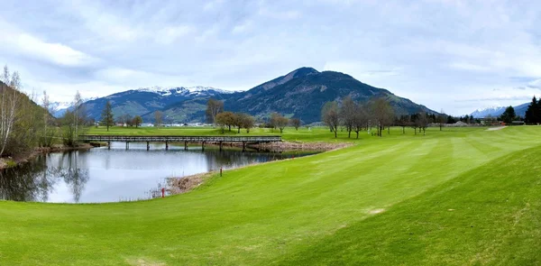 Golf resort con montagne — Foto Stock