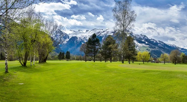 Panorama van golfresort met huisje — Stockfoto