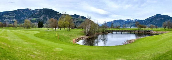 Golf resort con montagne — Foto Stock