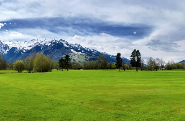 Golfresort in de buurt van de Alpen — Stockfoto