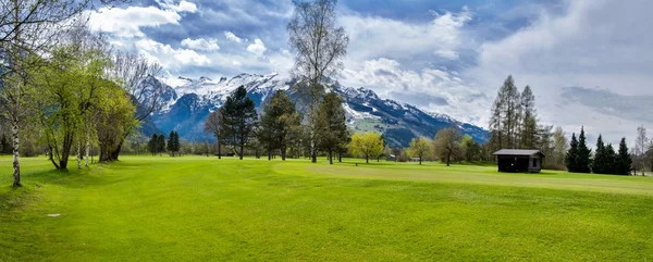 Panorama du complexe de golf avec chalet — Photo