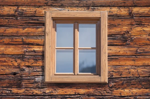 Nuova finestra di legno in parete di legno — Foto Stock