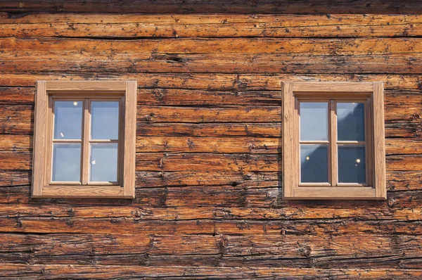 Nueva ventana de madera en pared de madera — Foto de Stock