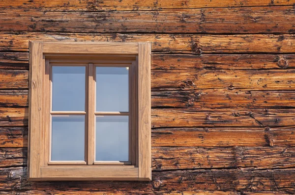 Nova janela de madeira na parede de madeira — Fotografia de Stock