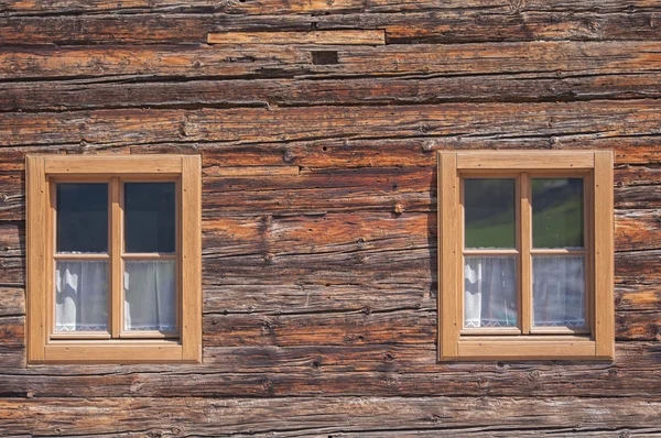 Nueva ventana de madera en pared de madera — Foto de Stock