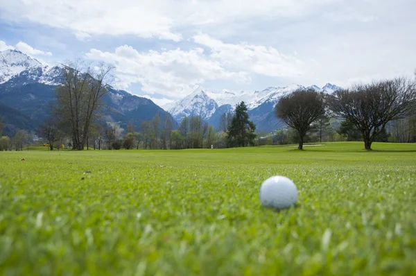 Golf topu çimenlerin üzerinde detay — Stok fotoğraf