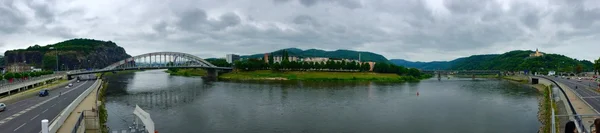 Panorama de la ciudad con río — Foto de Stock