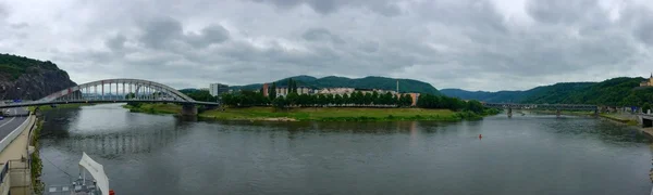 Panorama de la ciudad con río —  Fotos de Stock