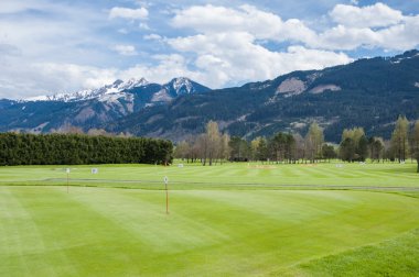 Oyuncular ile Golf Sahası