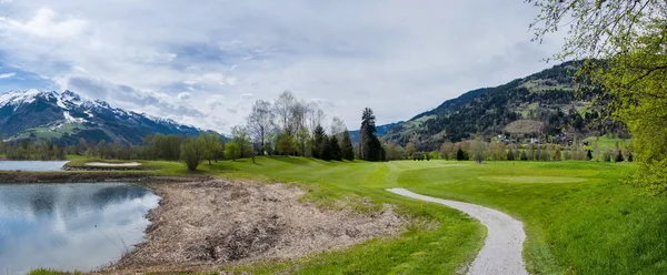 Golfové hřiště v horách — Stock fotografie