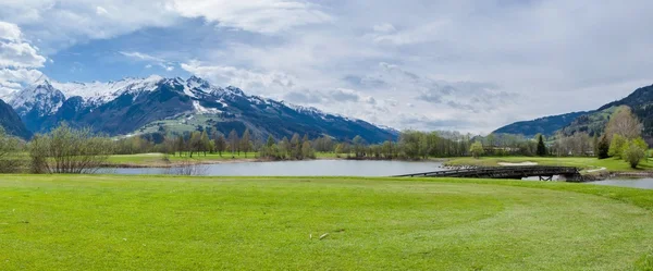 Golfbanan i bergen — Stockfoto