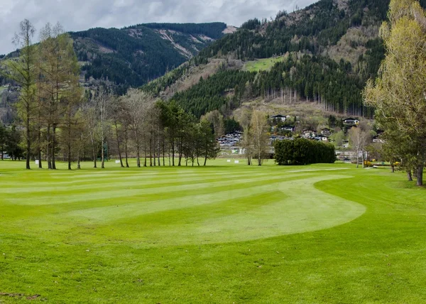 Campo de golfe nas montanhas — Fotografia de Stock