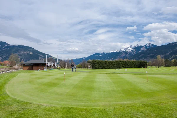 Golfbaan met spelers — Stockfoto