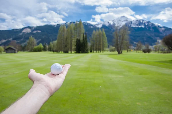 Pallina da golf a portata di mano — Foto Stock