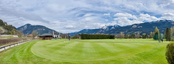 Golfplatz mit Spielern — Stockfoto