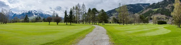 Campo de golf en las montañas — Foto de Stock