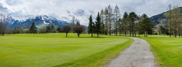 Campo de golf en las montañas —  Fotos de Stock