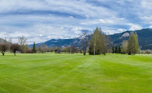 Terrain de golf en montagne — Photo