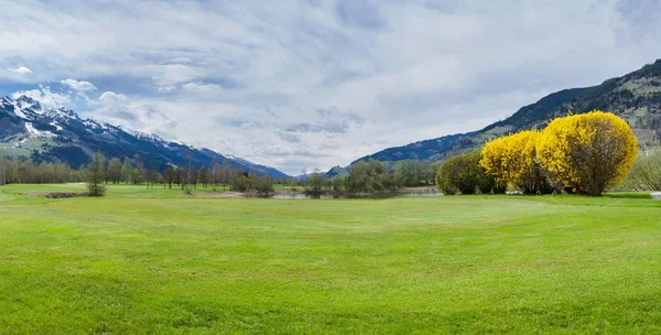 Terrain de golf en montagne — Photo