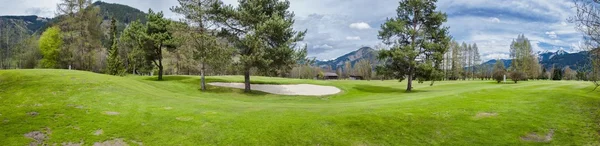 Campo de golfe nas montanhas — Fotografia de Stock