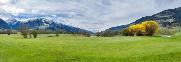 Golfplatz in den Bergen — Stockfoto