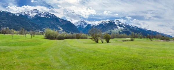 Golfové hřiště v horách — Stock fotografie