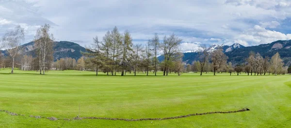 Terrain de golf en montagne — Photo