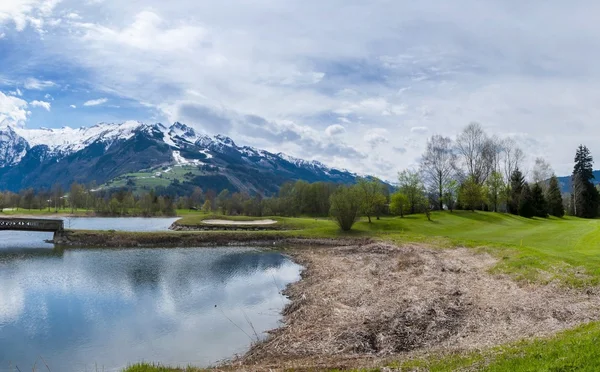 Terrain de golf en montagne — Photo